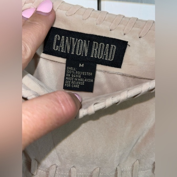 GENTLY USED CANYON ROAD BEIGE SIZE MEDIUM
SKIRT SET - Picture 7 of 8